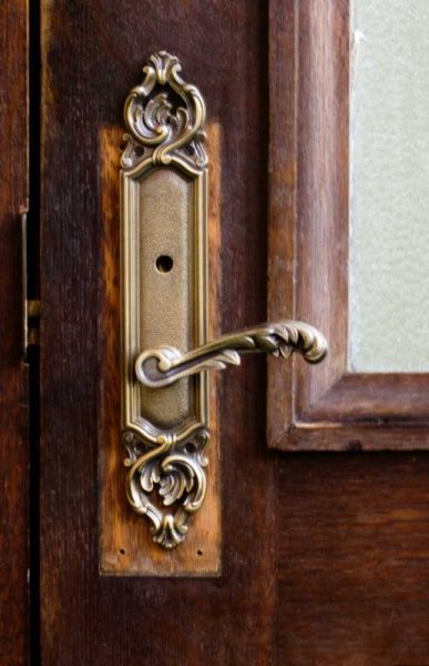 USA, Maine Ornate handle on wooden door